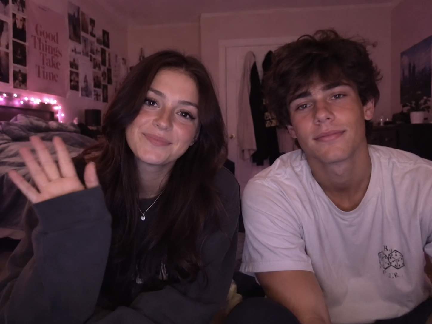 Duas pessoas sorrindo para a câmera